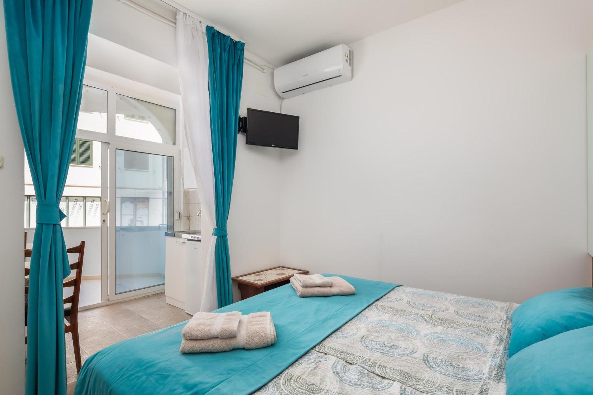 Near Central Beach With Free Parking Apartment Makarska