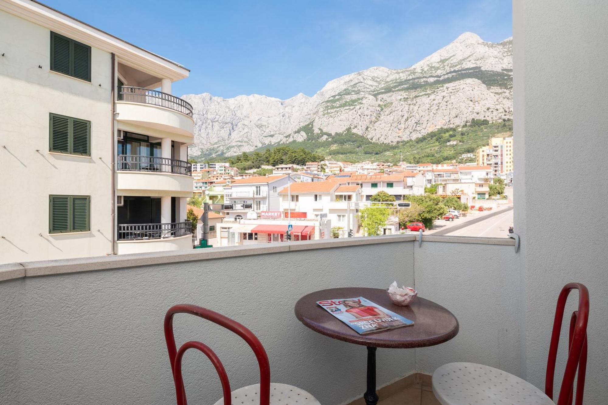 Near Central Beach With Free Parking Apartment Makarska