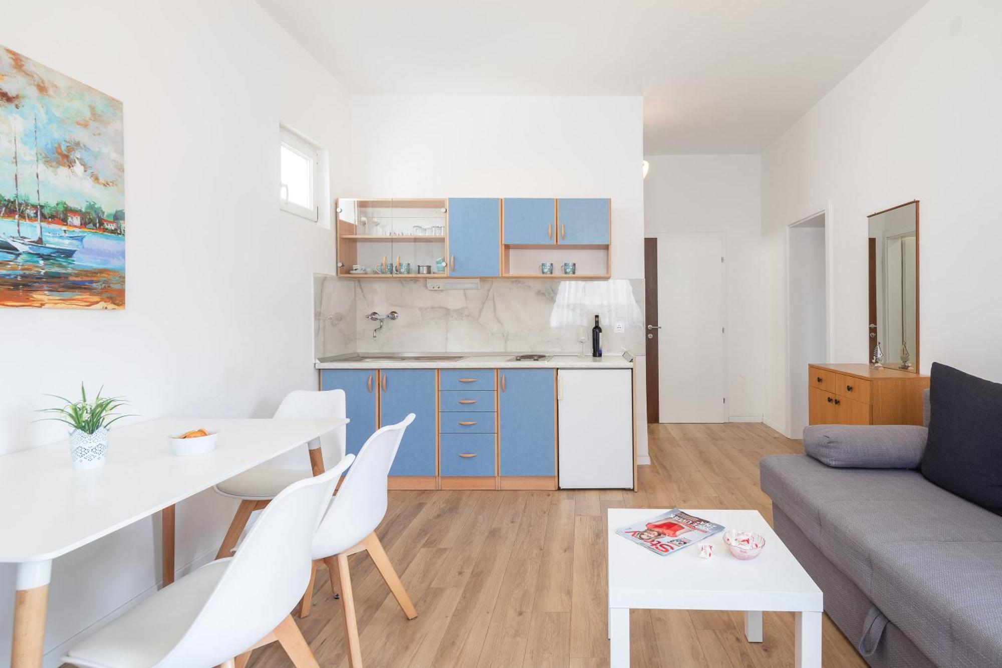 Near Central Beach With Free Parking *