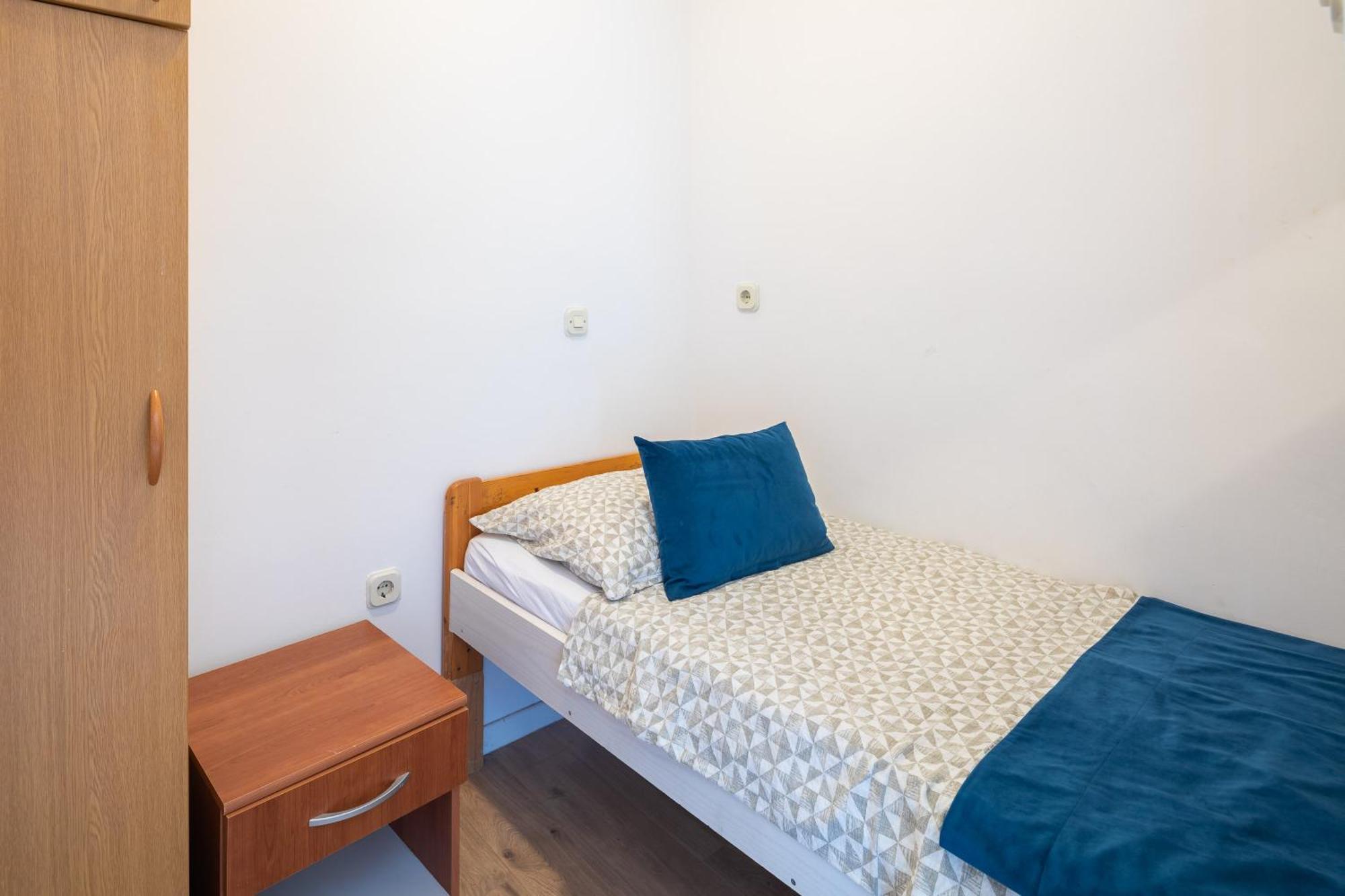 Near Central Beach With Free Parking Apartment