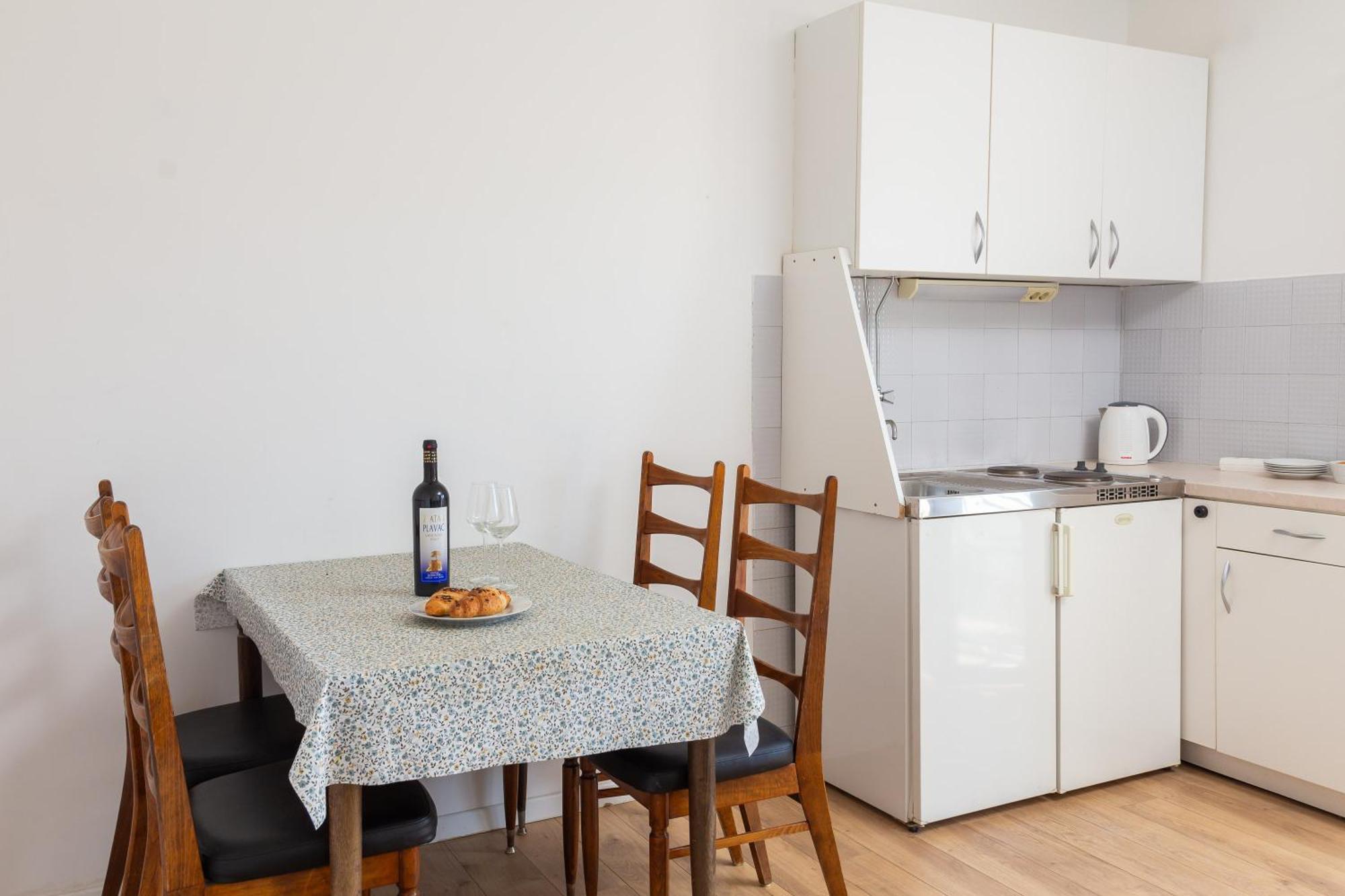 Near Central Beach With Free Parking Apartment *