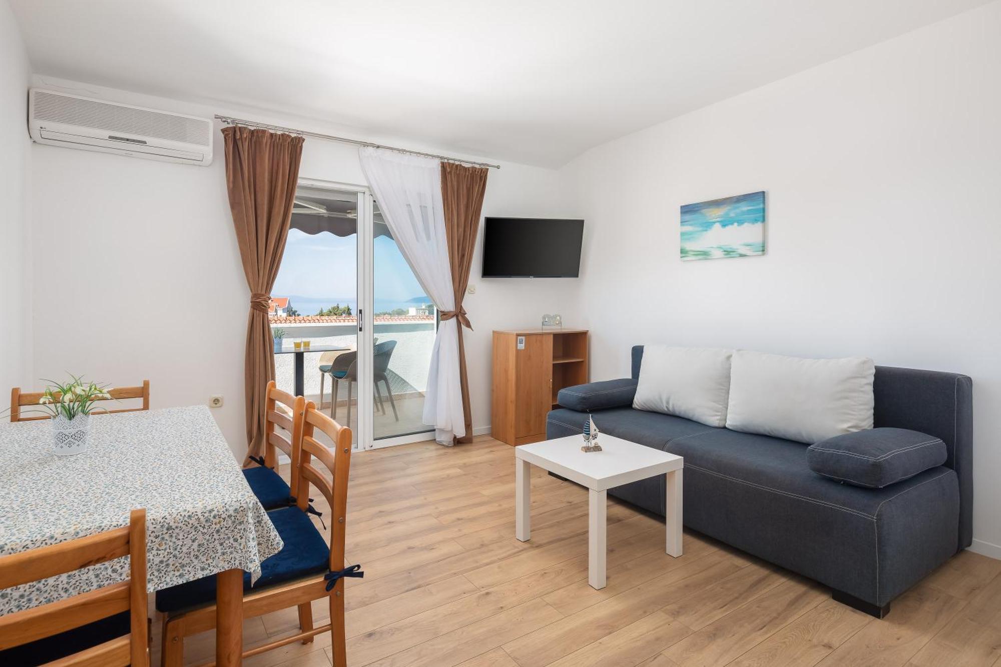 Near Central Beach With Free Parking *