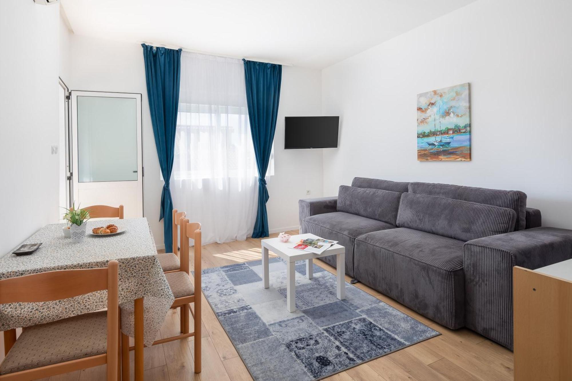 Near Central Beach With Free Parking Apartment *