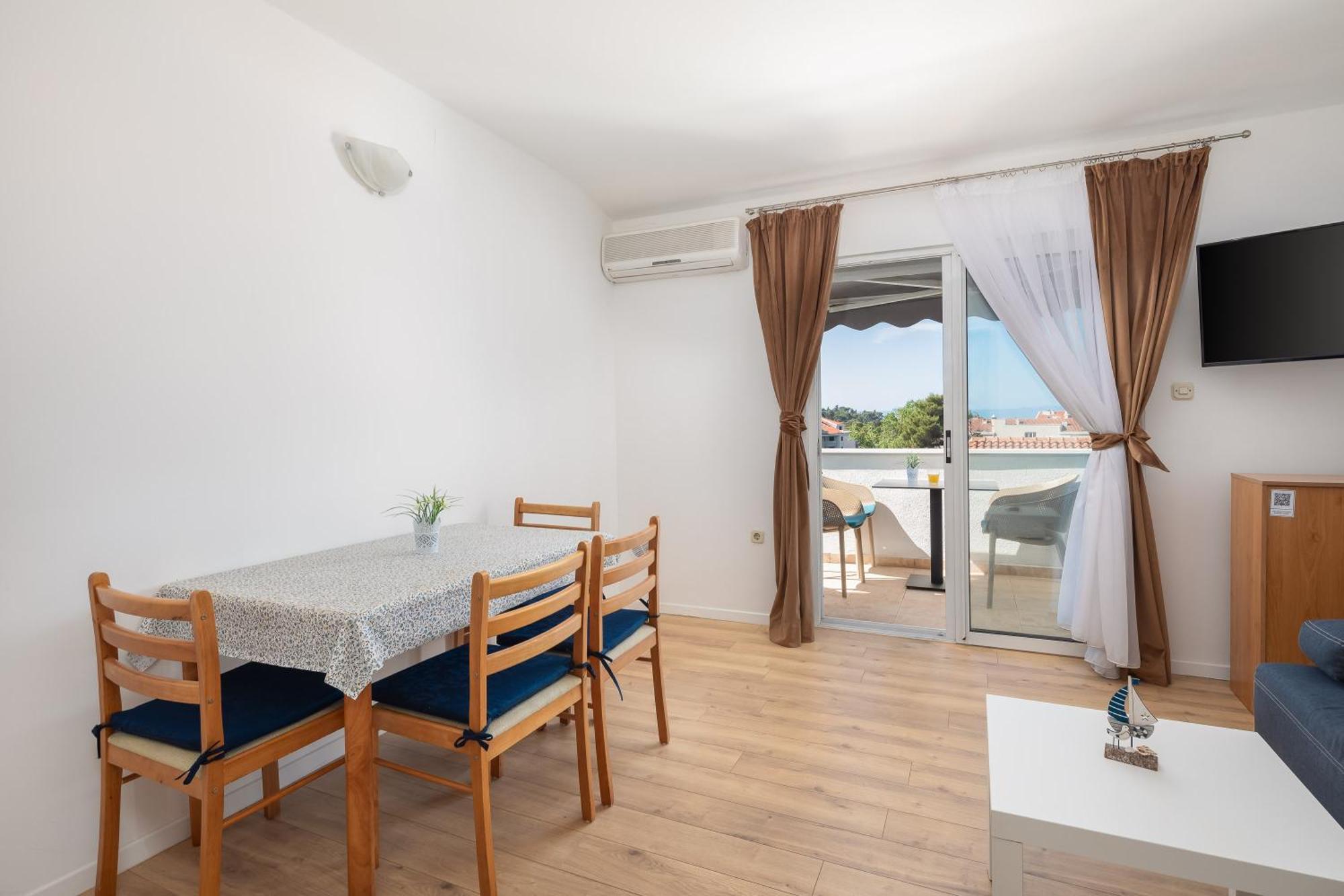 Near Central Beach With Free Parking Apartment Makarska