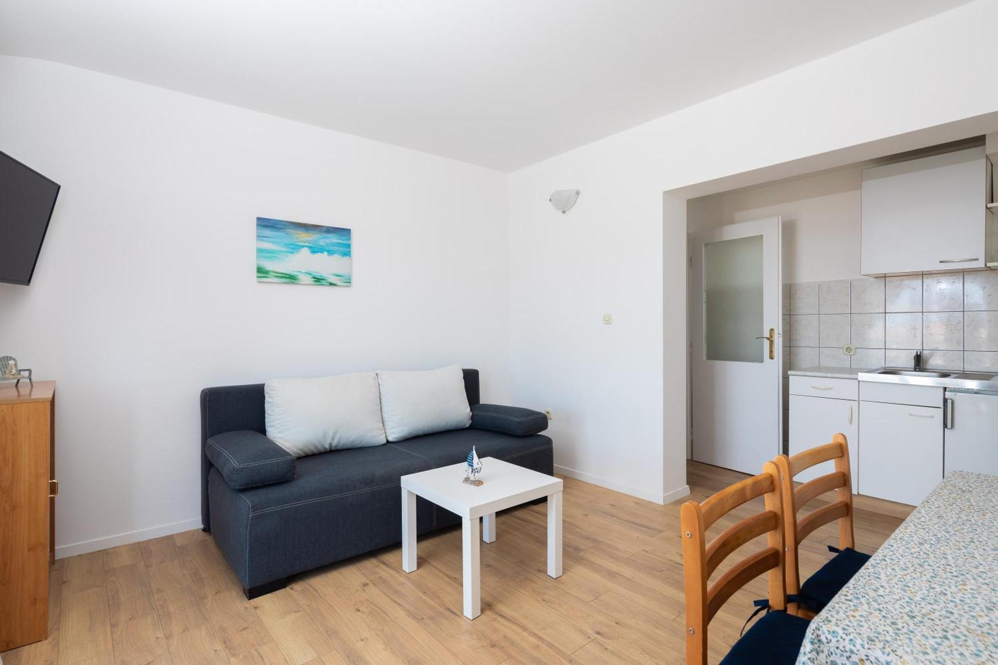 Near Central Beach With Free Parking Apartment Makarska