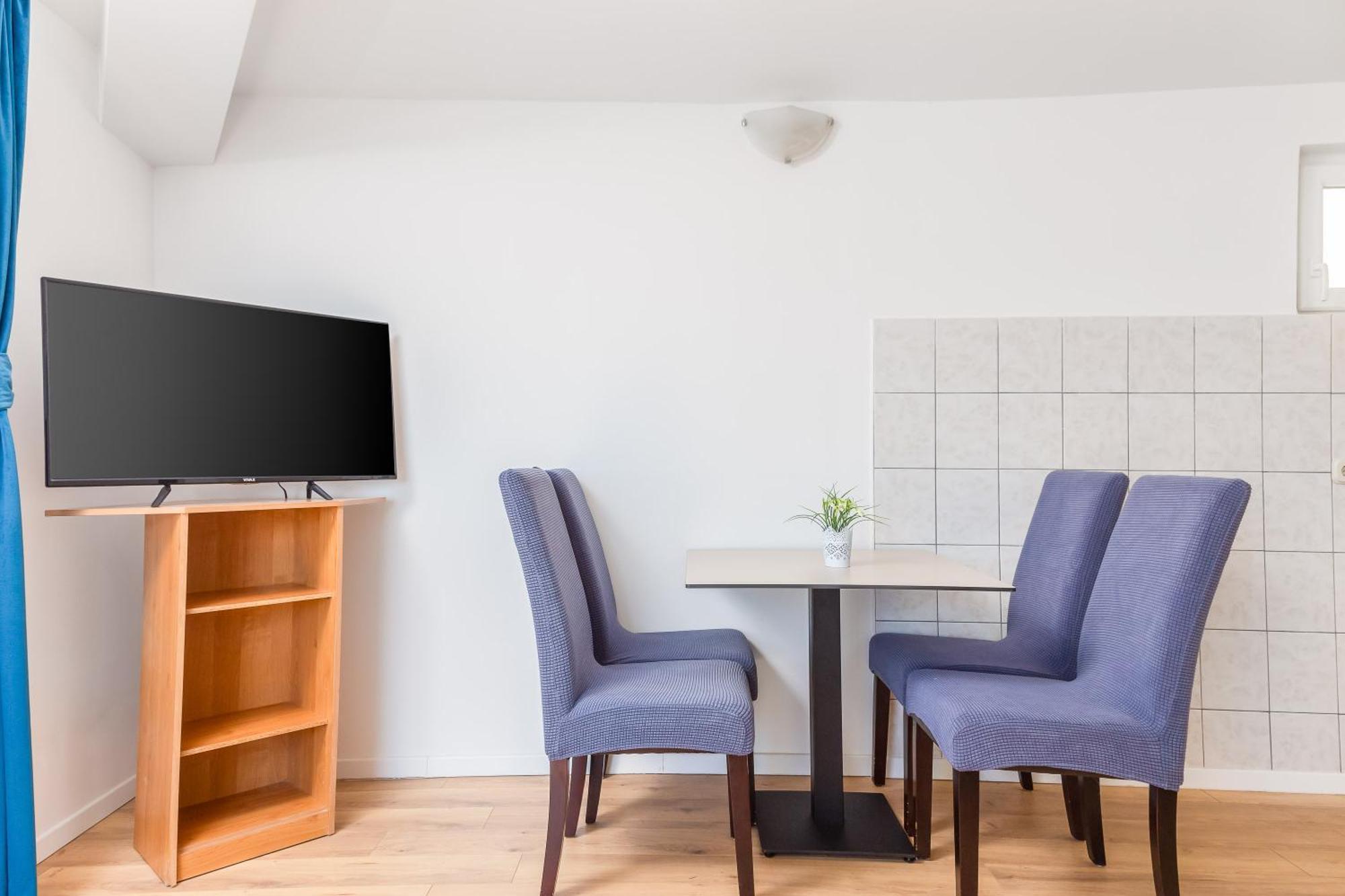 Near Central Beach With Free Parking *