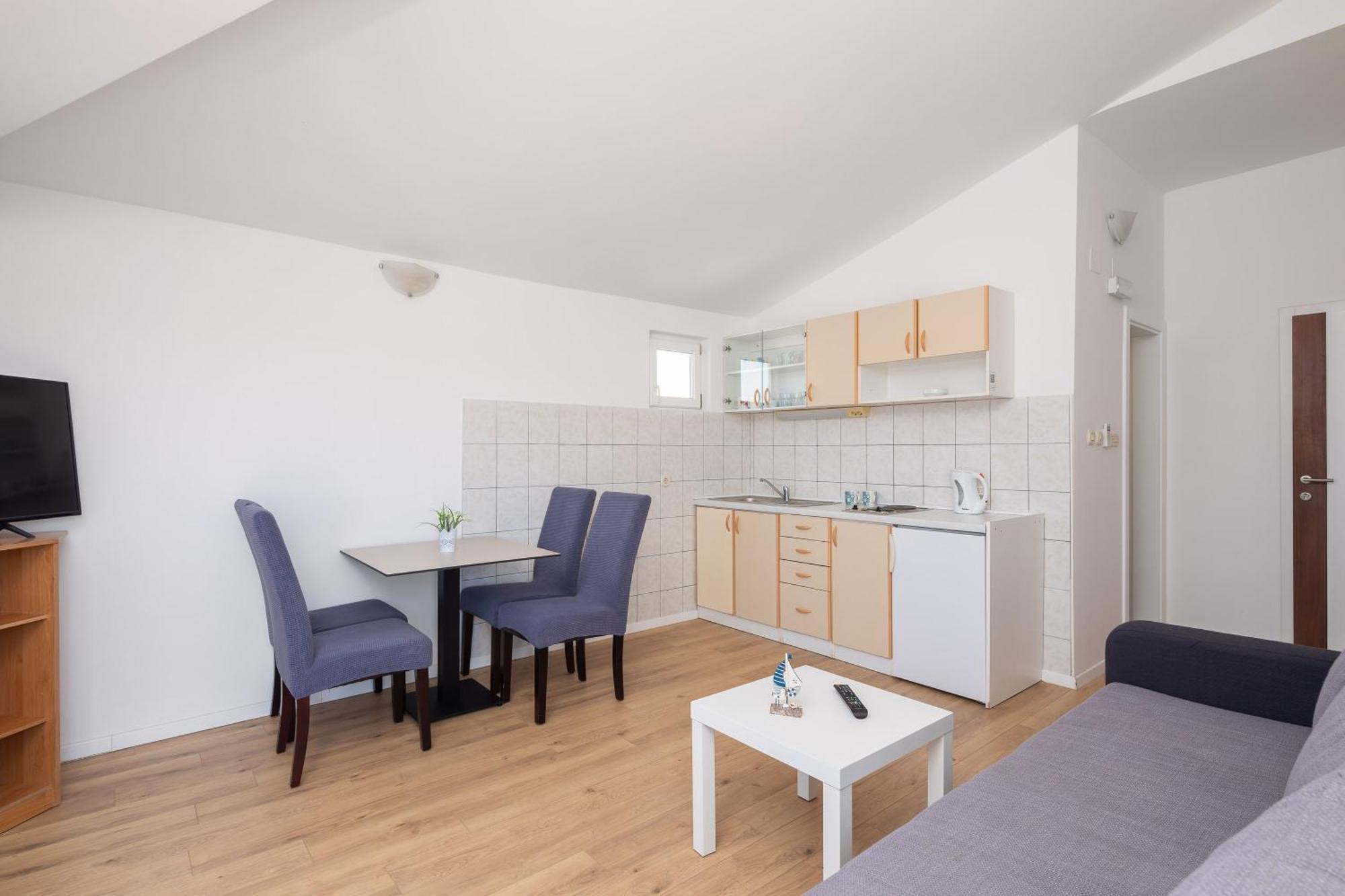 Near Central Beach With Free Parking *